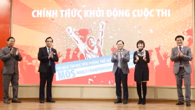 Le lancement du championnat national d’informatique bureautique « Microsoft Office World - Viettel 2020 ». Photo : VNA.