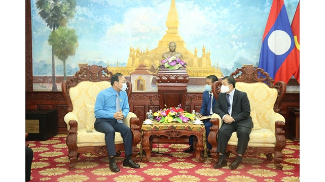 Le président du Syndicat du ministère vietnamien de l’Industrie et du Commerce, Trân Quang Huy (à gauche) et l’ambassadeur laotien au Vietnam, Sengphet Houngboungnuang (à droite). Photo : congthuong.vn 