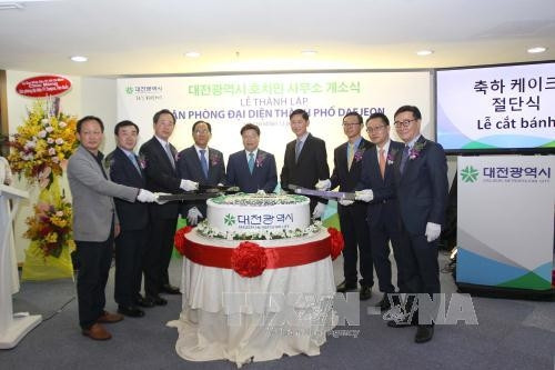 Des responsables vietnamiens et sud-coréens lors de la cérémonie d'inauguration du Bureau de représentation de Daejeon à HCM-Ville. Photo: VNA.