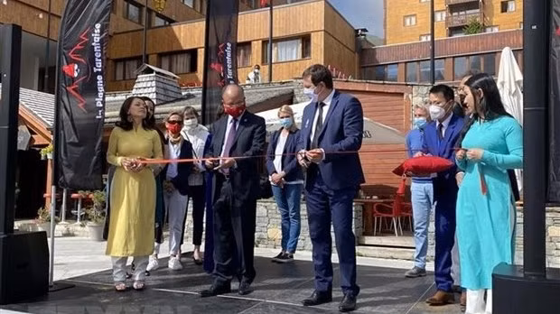 L'ambassadeur vietnamien en France, Dinh Toan Thang et le maire de La Plagne Tarentaise lors du festival Vietnam 2021. Photo: VNA