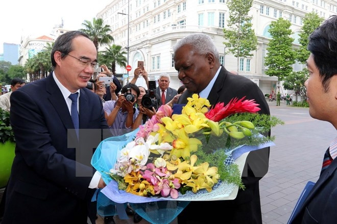 Le secrétaire du Comité du Parti pour Hô Chi Minh-Ville, Nguyên Thiên Nhân (à gauche), reçoit, le 16 juin, le Président de l’AN de Cuba, Juan Esteban Lazo Hernandez. Photo: VNA.