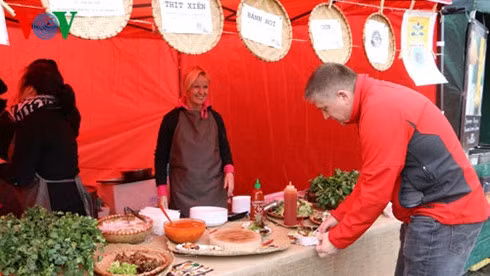 Les plats vietnamiens présentés au Festival de cuisine de rue en République tchèque. Photo: VOV.