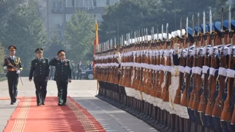 Le ministre de la Défense Phùng Quang Thanh passe en revue la garde d'honneur chinoise. Photo: VOV.