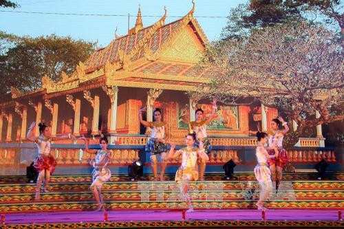 Un défilé de costumes populaires des Khmers. Photo: VNA.