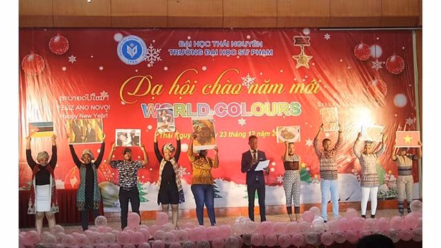 Les étudiants étrangers à l'Université de Thai Nguyên participent à la soirée de gala pour l'accueil du Nouvel An. Photo : https://thoidai.com.vn