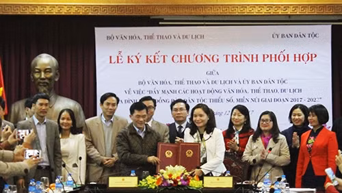Signature du programme de coordination entre le Ministère vietnamien de la Culture, des Sports et du Tourisme et le Comité des affaires ethniques du gouvernement vietnamien. Photo: HNM.
