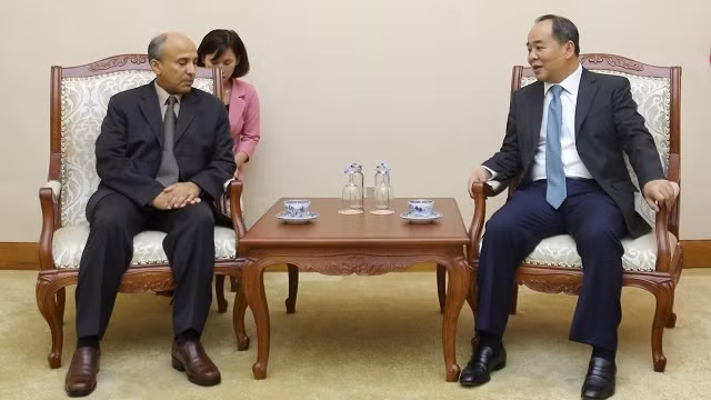 Le vice-ministre vietnamien de la Culture, des Sports et du Tourisme, Lê Khanh Hai (à droite), et l'ambassadeur saoudien au Vietnam, Saud F.M.Al Suwelim. Photo : TQ.