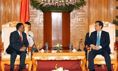 Le Premier ministre Nguyên Tân Dung (droite) reçoit le président de l'Organisation de l'industrie informatique d'Asie-Océanie, Abdullah Kafi (gauche). Photo: VNA.