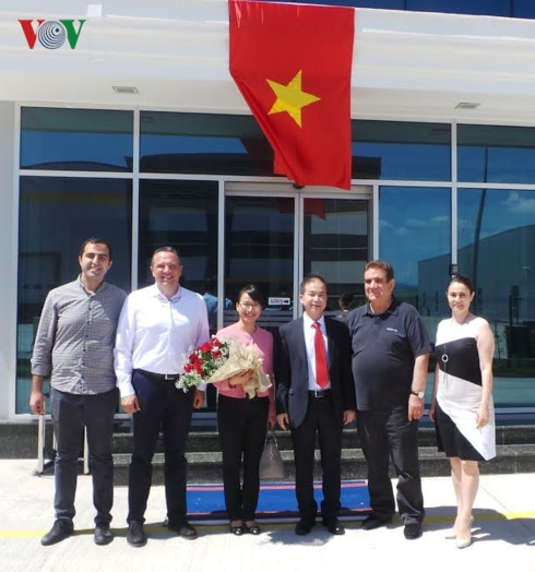 L’Ambassadeur vietnamien Pham Anh Tuân (3e, à droite) et le président du Groupe Badgat, Mustafa Danaci (2e, à droite). Photo: VOV.
