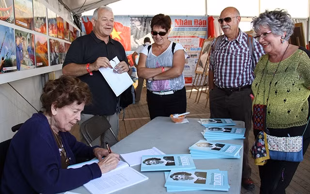 Dans le stand du Journal Nhân Dân lors de la Fête de l’Humanité. Photo : NDEL.