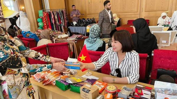 Le stand de l'Ambassade du Vietnam au « Salon des produits alimentaires et artisanaux » organisé par le ministère iranien des Affaires étrangères. Photo: thoidai.com.vn