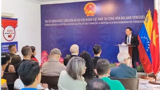 L'ambassadeur Le Viet Duyen s'exprime lors de la cérémonie de fin d'études. Photo: VNA 