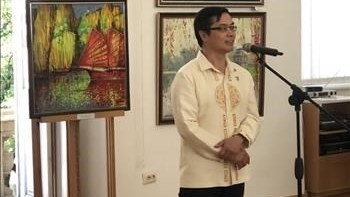 L'ambassadeur du Vietnam en Ukraine, Nguyên Hông Thach, s'exprime à la cérémonie d'ouverture de l'exposition. Photo : VNA.