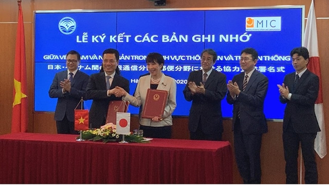 Signature du mémorandum de coopération dans le domaine de l’Information et de la Communication entre le Vietnam et le Japon, le 9 janvier à Hanoi. Photo : NDEL.
