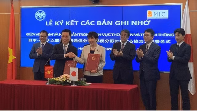 Signature du mémorandum de coopération dans le domaine de l’Information et de la Communication entre le Vietnam et le Japon, le 9 janvier à Hanoi. Photo : NDEL.