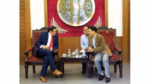 Le vice-ministre de la Culture, des Sports et du Tourisme, Vuong Duy Biên (à droite) et le président de l'IGF, Dorel Cosma (à gauche). Photo: http://bvhttdl.gov.vn