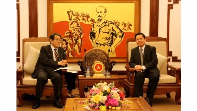  Le ministre vietnamien des Transports et des Communications, Nguyên Van Thê (à droite) et l’ambassadeur japonais au Vietnam, Kuni Umeda, le 7 décembre, à Hanoi. Photo : baogiaothong.vn.