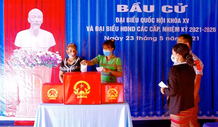 Les électeurs du district d'A Luoi, province de Thua Thiên Huê se rendent aux urnes. Photo : NDEL.