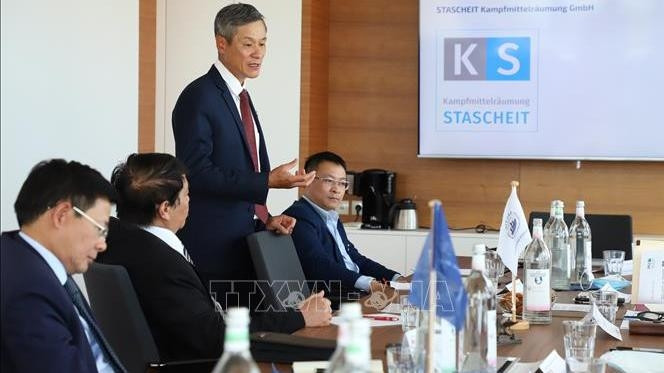 L’ambassadeur du Vietnam en Allemagne, Nguyên Minh Vu (debout) prend sa parole lors de la rencontre avec les autorités de l’État de Mecklenburg-Vorpommern. Photo: VNA.