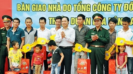 Lors de la remise de maisons de la Compagnie générale Dông Bac aux pêcheurs résidant sur l’île. Photo dntquangninh.vn.