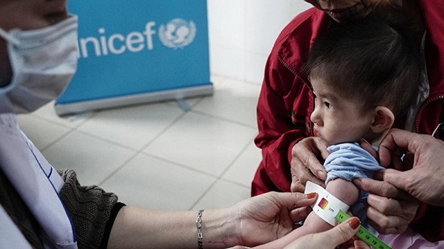 Le Vietnam a accordé la priorité aux politiques nutritionnelles par le biais de résolutions et de directives ultérieures mettant l'accent sur le retard de croissance, la réduction et l'amélioration des soins nutritionnels. Photo : baoquocte.vn.