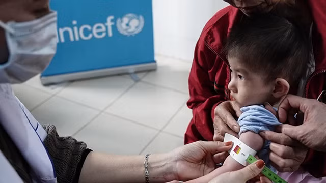 Le Vietnam a accordé la priorité aux politiques nutritionnelles par le biais de résolutions et de directives ultérieures mettant l'accent sur le retard de croissance, la réduction et l'amélioration des soins nutritionnels. Photo : baoquocte.vn.