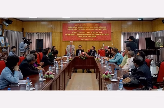 Vue générale de l’échange du président de l'Institut cubain d'amitié avec les peuples (ICAP), Fernando Gonzalez Llort, le 10 avril à Hanoi. Photo : NDEL.