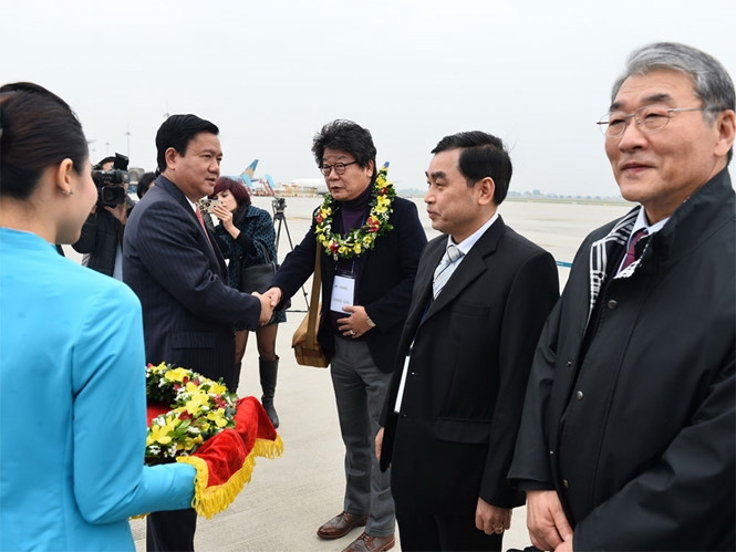 Le ministre du Transport et des Communication, Dinh La Thang, offre des cadeaux à trois passagers chanceuxs sur la ligne Incheon - Hanoi. Photo: thanhnien.vn.