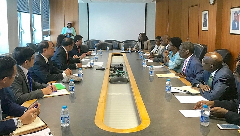 Séance de travail entre le vice-ministre Vu Hông Nam et des responsables de la Namibie. Photo : http://baoquocte.vn