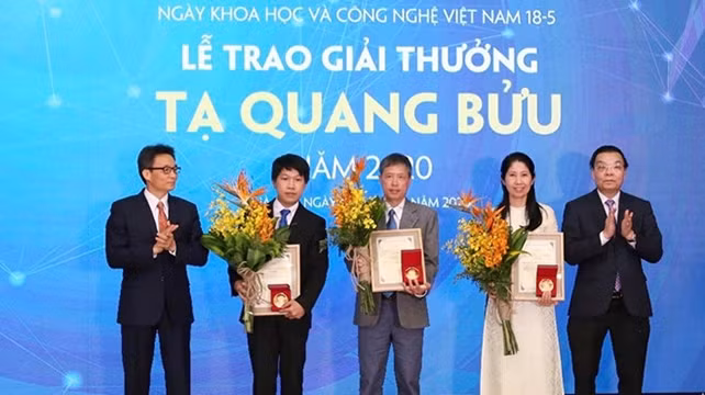 Le vice-Premier ministre Vu Duc Dam (à gauche) et le ministre des Sciences et de la Technologie Chu Ngoc Anh (à droite) ont remis le prix aux trois scientifiques lauréats. Photo: thanhnien.vn