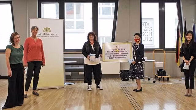 La communauté vietnamienne en République fédérale d'Allemagne offre des masques à l'État de Baden-Wurmern. Photo : Journal Thoi Dai.