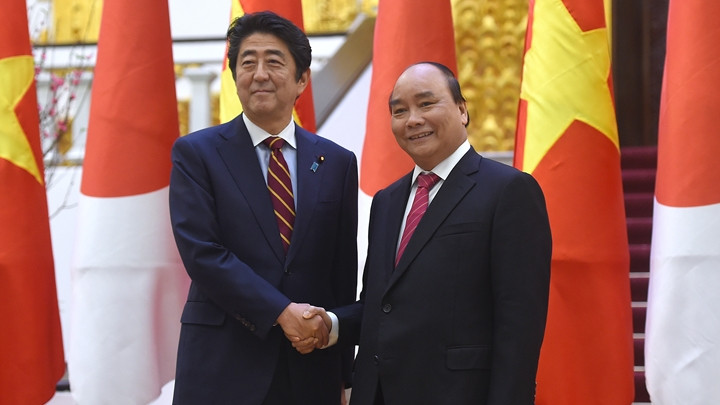 Les Premiers ministres japonais Shinzo Abe et vietnamien Nguyên Xuân Phuc. Photo : petrotimes