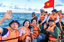 Un voyage chargé de sens et d’émotion de 100 journalistes à l’archipel de Truong Sa