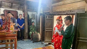 La cérémonie d’hommage aux ancêtres organisée lors de la pleine lune du premier mois lunaire dans une maison de culte lignager à Ha Tinh se déroule avec solennité, préservant les traditions familiales. Photo : daidoanket.vn