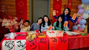 Le programme “Têt vietnamien 2026”, soigneusement préparé, a attiré de nombreux Vietnamiens d’outre-mer, adultes comme enfants. Photo : nhandan.vn