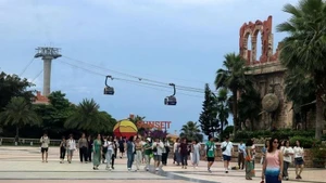 Des touristes visitent et empruntent le téléphérique Hon Thom à Phu Quoc. Photo : VNA.