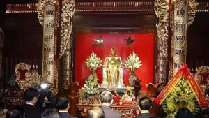 Le secrétaire général du Parti communiste du Vietnam, To Lam, et la délégation du Comité central à la Maison commémorative du Président Hô Chi Minh. Photo : VNA.