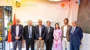 Le chargé d’affaires de l’ambassade du Vietnam au Portugal, Nguyên Manh Thang pose pour une photo souvenir avec les responsables de l’Association d’amitié Portugal-Vietnam. Photo : VNA 