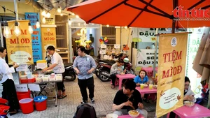 Le restaurant géré par le club « Tâm tu tai » (Esprit Calme) offre des bols de nouilles végétaliennes gratuits aux étudiants et aux travailleurs. Photo : VNA.