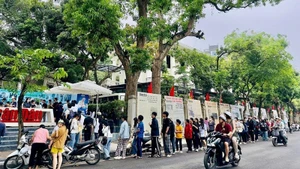 Dans le cadre de la campagne de communication marquant le 135e anniversaire de la naissance du Président Ho Chi Minh, de nombreux lecteurs de la génération Z ont fait la queue pour recevoir le numéro spécial du Journal Nhân Dân. Photo : nhandan.vn 