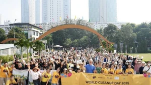 Plus de 300 bénévoles ont pris part à l’événement « Journée mondiale du nettoyage – World Cleanup Day 2025 ». Photo : thoidai.com.vn