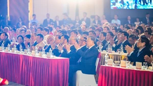 Les dirigeants et anciens dirigeants du Parti et de l’État lors de la cérémonie d’ouverture. Photo : nhandan.vn