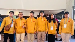 Six lycéens vietnamiens participent à la 66e Olympiade internationale de mathématiques (IMO) en 2025. Photo : MOET.
