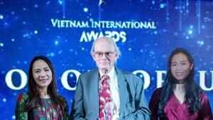M. Chris Mullin a reçu le Prix pour l’ensemble de sa carrière lors des Vietnam International Awards 2025. Photo : Comité d’organisation