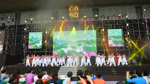 Numéro de Zumba « Fiers de poursuivre l’avenir – Je suis Vietnamien » présenté par l’Union des Femmes de la commune de Vinh Thanh. Photo : nhandan.vn