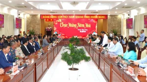 Le vice-président du Comité populaire de la province d’An Giang, Le Van Phuoc, reçoit la délégation de la province de Koh Kong. Photo : angiang.gov.vn