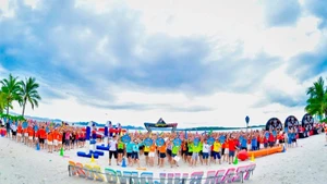 Activité de team-building sur la plage d’un groupe de touristes MICE à Ha Long, dans la province de Quang Ninh. Photo : nhandan.vn