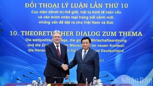 Le chef de la délégation du Parti communiste du Vietnam, Nguyen Xuan Thang (à droite), et le chef de la délégation du Parti social-démocrate d’Allemagne, Achim Post, lors du dialogue. Photo : nhandan.vn