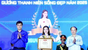 La chanteuse Hoa Minzy reçoit le Prix "Jeune vivant bellement" 2025. Photo : nhandan.vn
