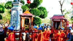 Cérémonie d’accueil des esprits et procession du sceau du festival de la pagode Ba – port de Nuoc Man. 